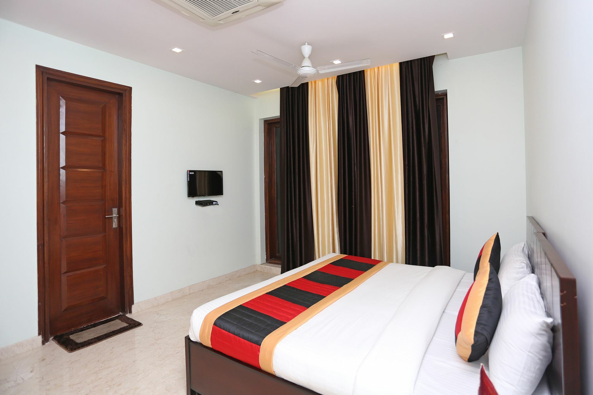 Oyo 9664 Sector 48 Hotel Gurgaon Ngoại thất bức ảnh